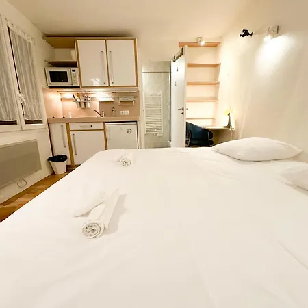 Cozy In Paris's Latin Quarter Apartment